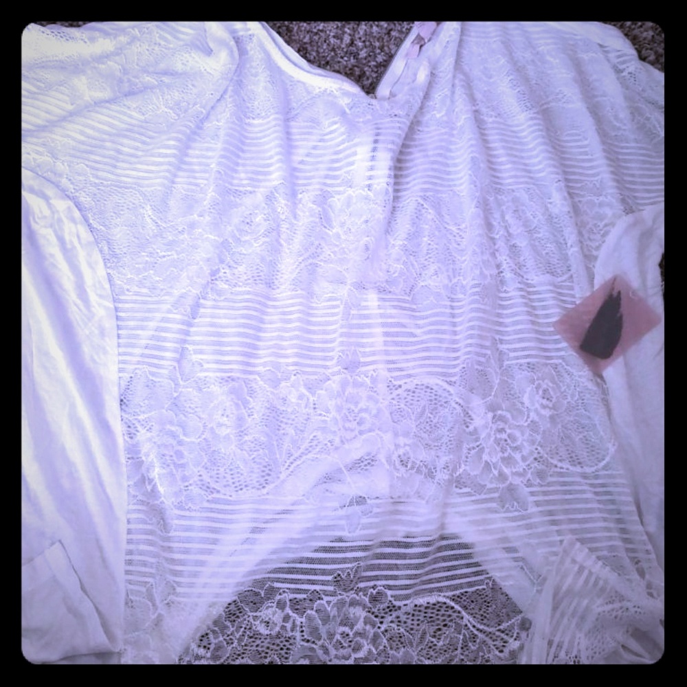 Blouse with a gold zipper at the back